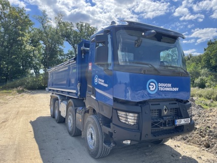 Renault sklápěč 8x4 2022